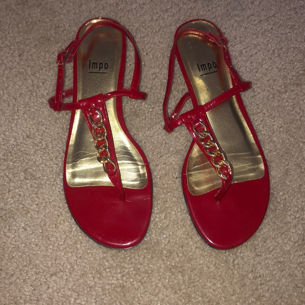 IMPO Red sandals with kitten heel and gold chain